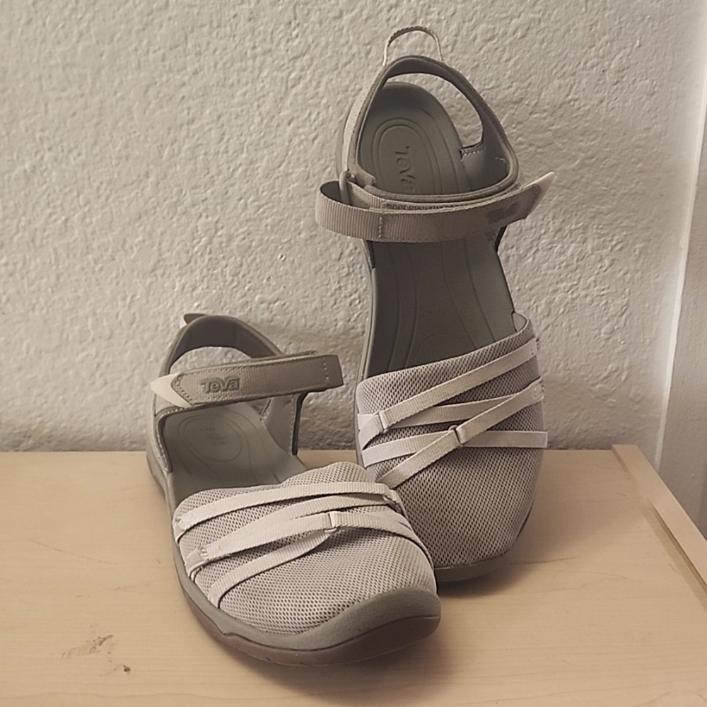 Teva Tirra Closed Toe Sandals Sz 9